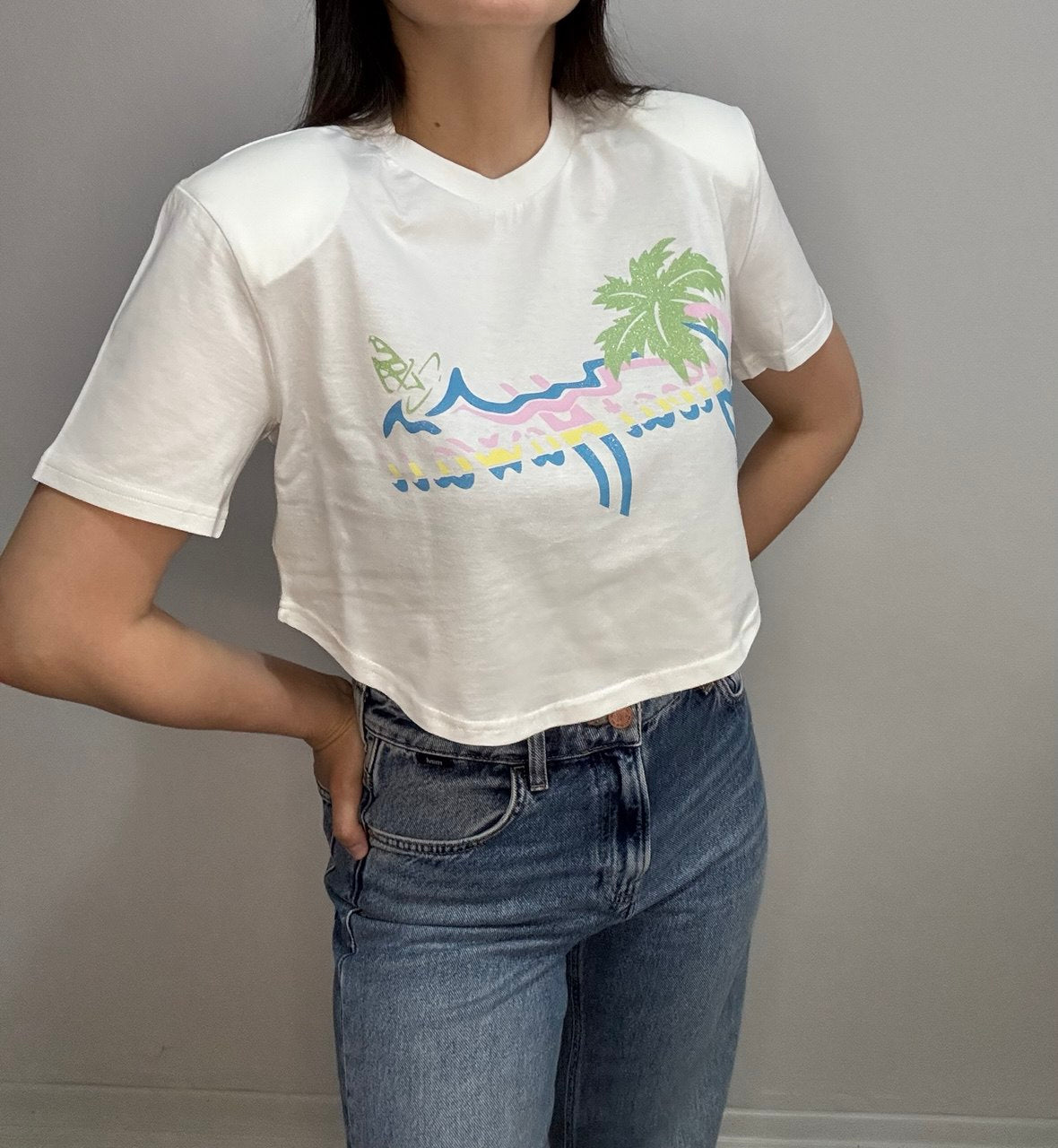 Hawaii Ekru Yazı Baskılı Vatkalı Crop Kadın Tişört